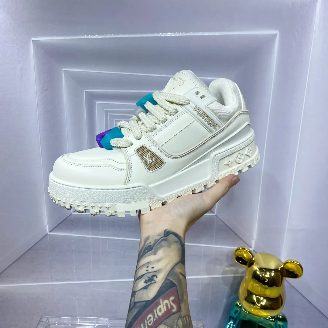 👟👟Ex-factory price 840 𝙇𝙑 𝟐𝟎𝟐4/𝐒𝐒 𝐧𝐞𝐰 Louis Vuitton catwalk skateboard shoes are popular, LOUIS VUITTON Trainer is undoubtedly one of the most successful Sneakers launched by luxury brands, but the pace of exploration will not stop. LOUISVUITTON will also bring a new series of skateboard shoes in the spring of 2023. The new series in the picture returns to the 90s Chunky Skate Shoes bread shoes, with leather and mesh uppers. The fat silhouette and thick shoelaces are very eye-catching. It is expected to have quite a few colors like the Trainer. Judging from the previous DIOR show skate shoes, this chunky style may be even stronger next year. Size: Female 35-40 Male 39-46